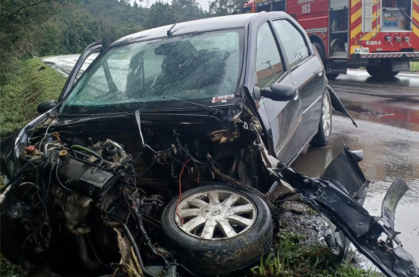 Colisão entre dois carros deixa cinco pessoas feridas na BR-470