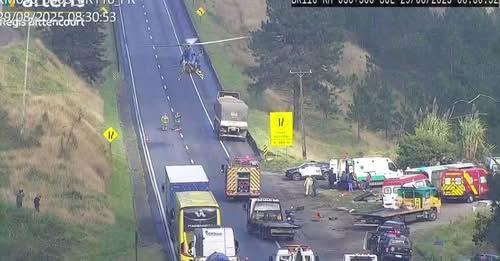 Grave acidente entre ônibus e duas carretas deixa uma pessoa morta