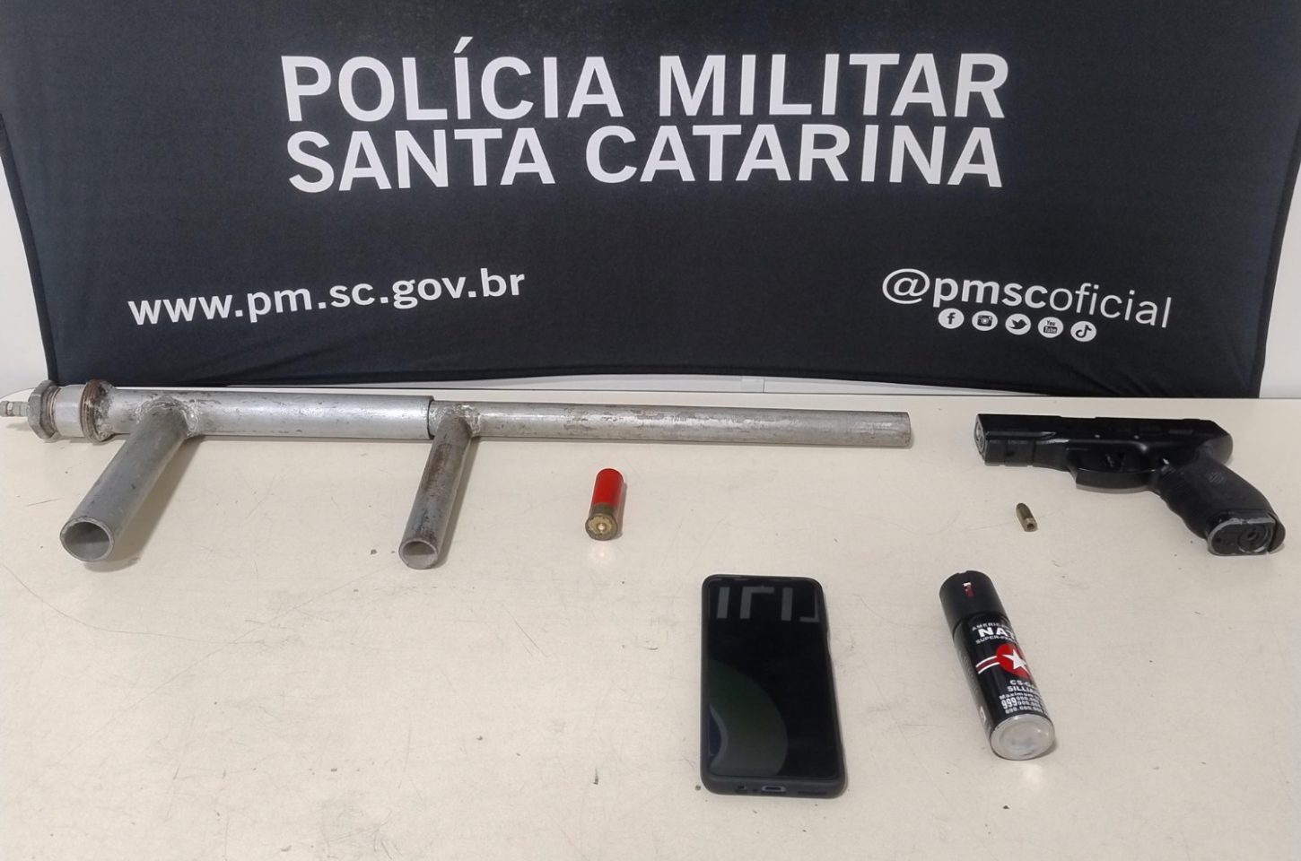 Homem é preso após espancar companheira e esconder arma caseira em casa