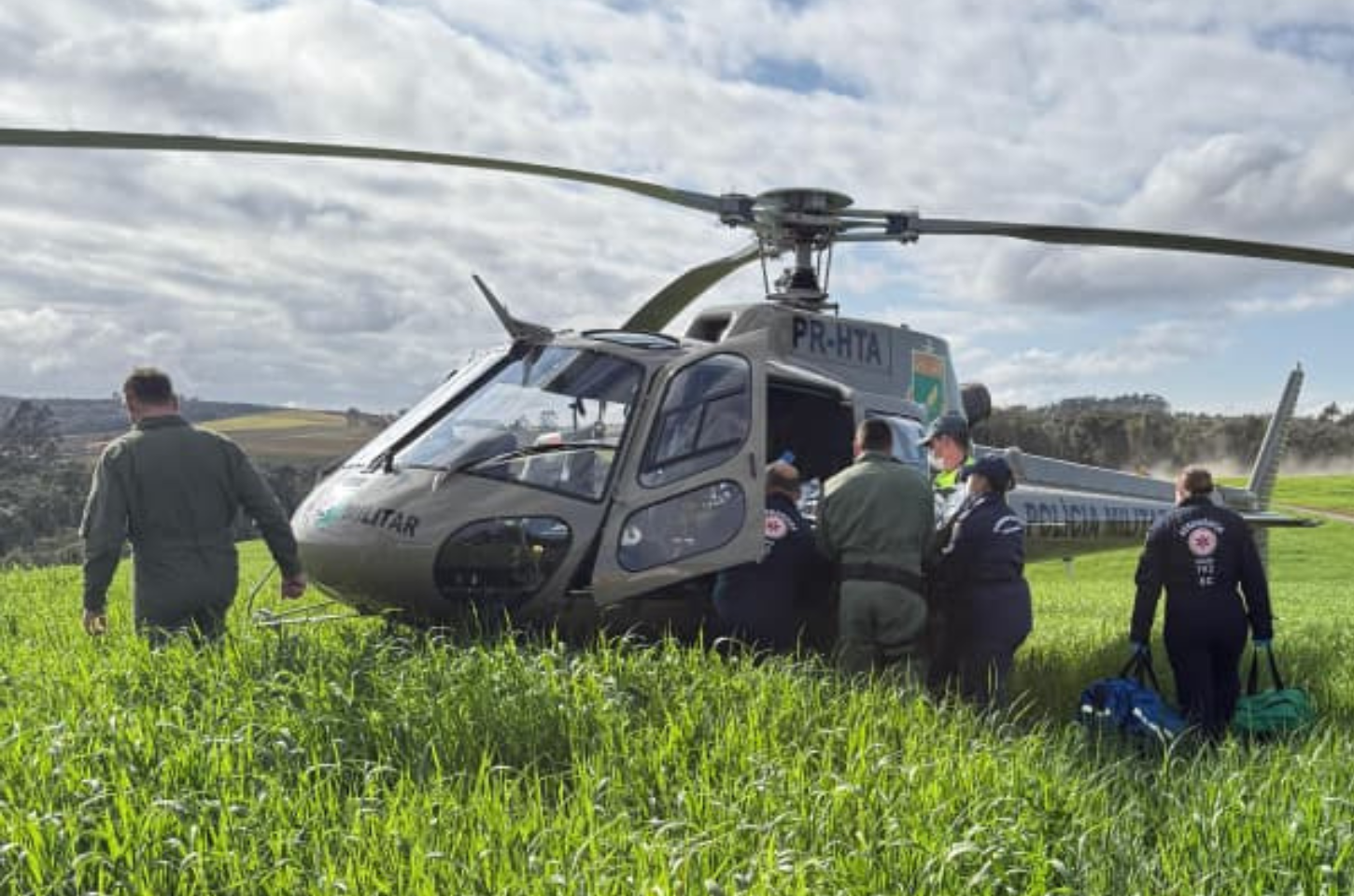 Homem fica gravemente ferido após cair de telhado e é resgatado por helicóptero