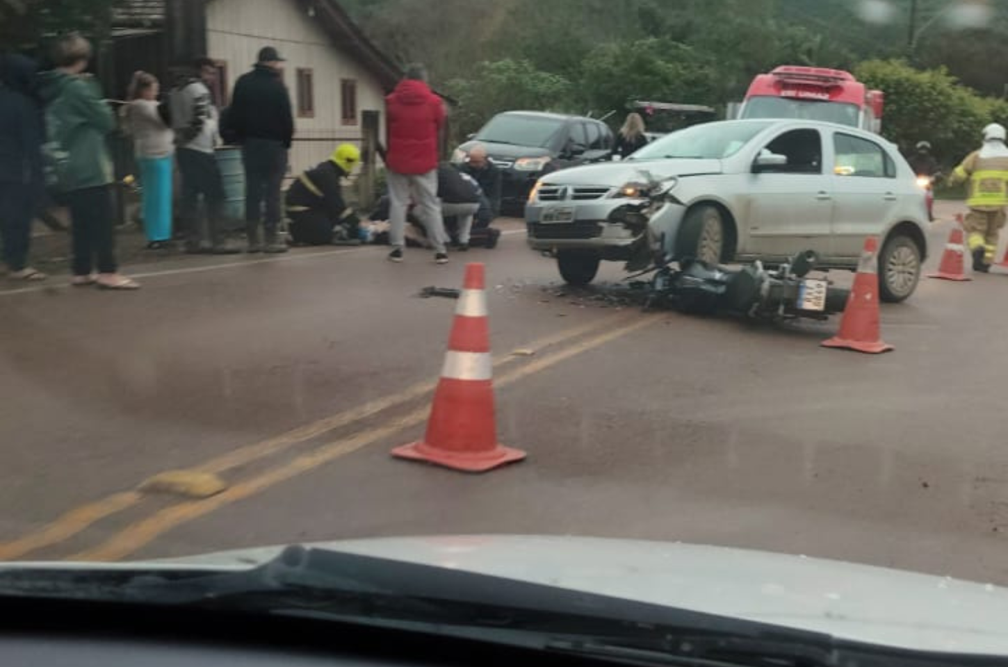 Jovem fica ferido após acidente envolvendo carro e moto