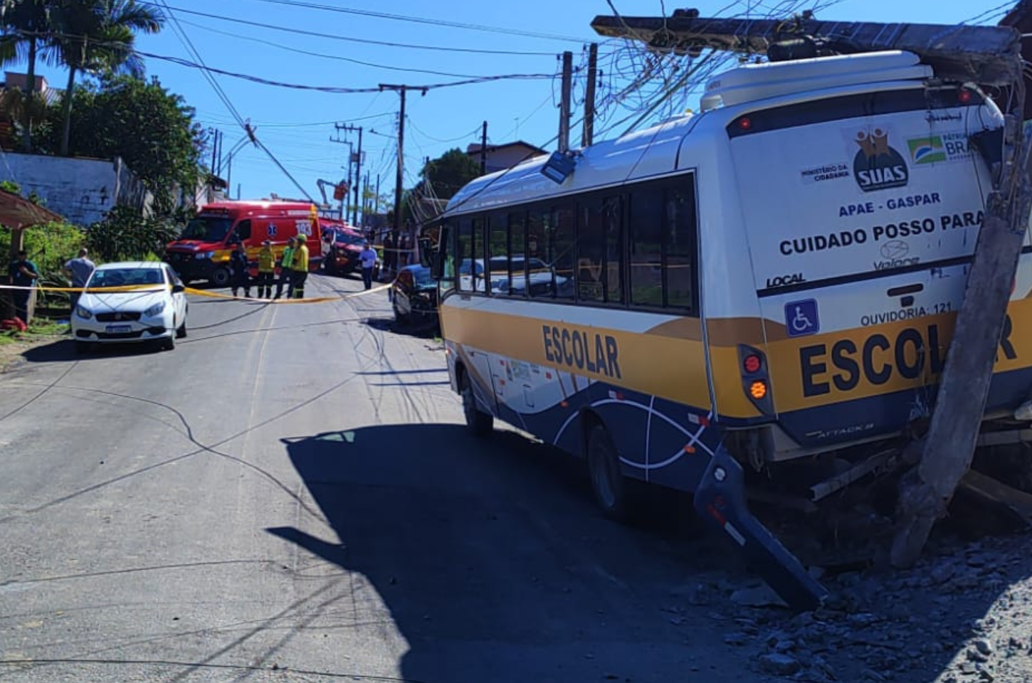 Micro-ônibus escolar desce morro desgovernado e colide com carro, muros e poste