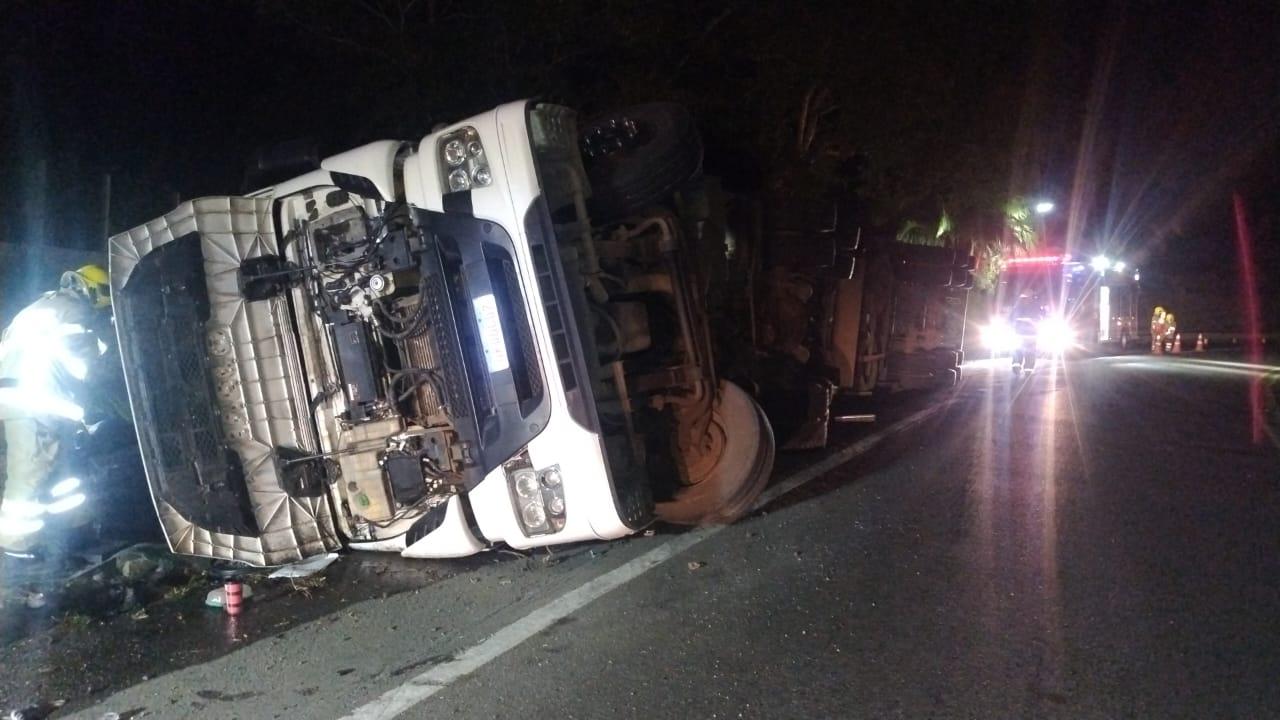 Motorista sofre ferimentos leves após tombamento de carreta na BR-470