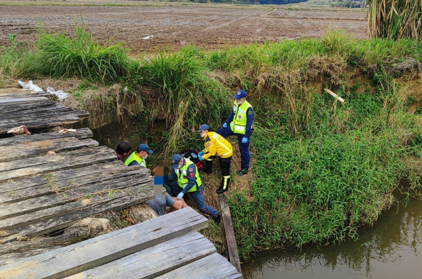Mulher fica ferida após cair de ponte