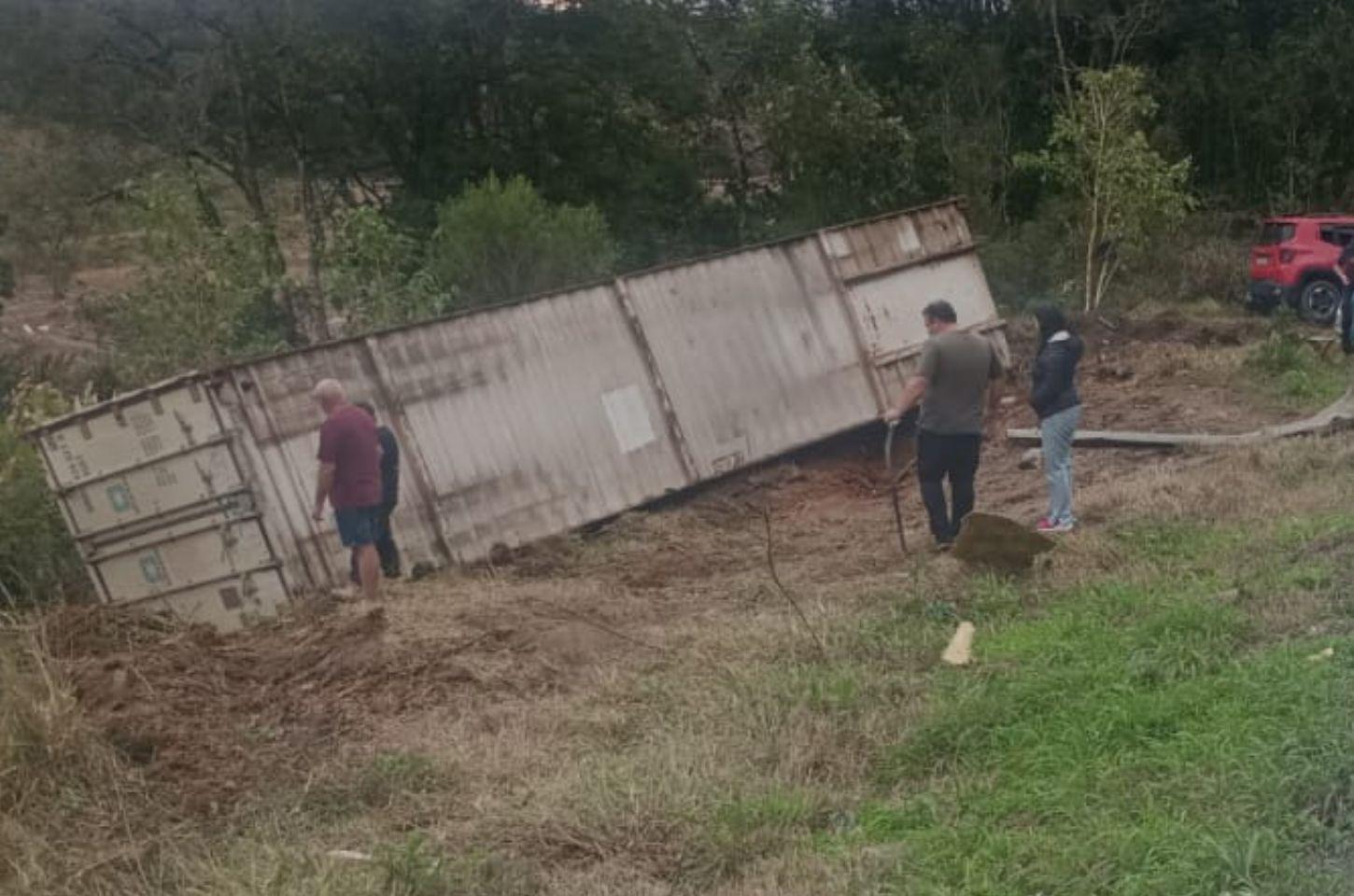 Tentativa de saque a carga de carreta termina com homem baleado na BR-470 em Pouso Redondo
