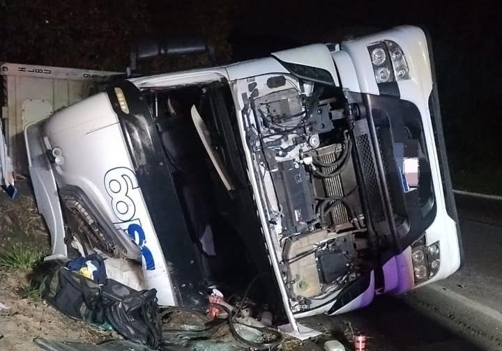 Carreta tomba na BR-470 em Ibirama