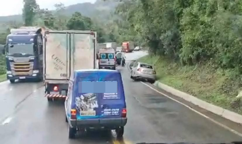 Acidente entre carro e moto na BR-470