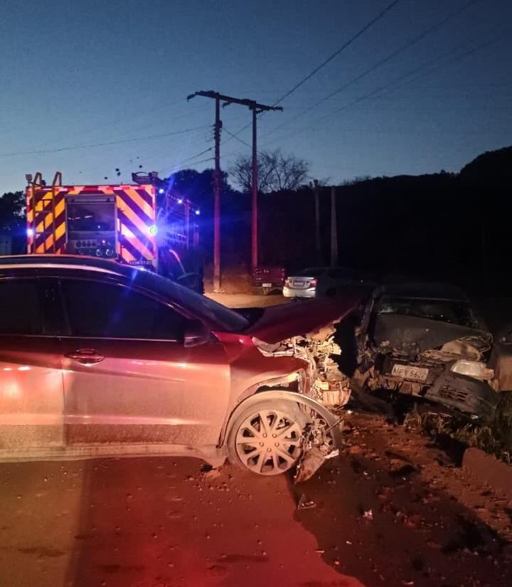 Acidente entre dois carros deixa três feridos em Presidente Getúlio