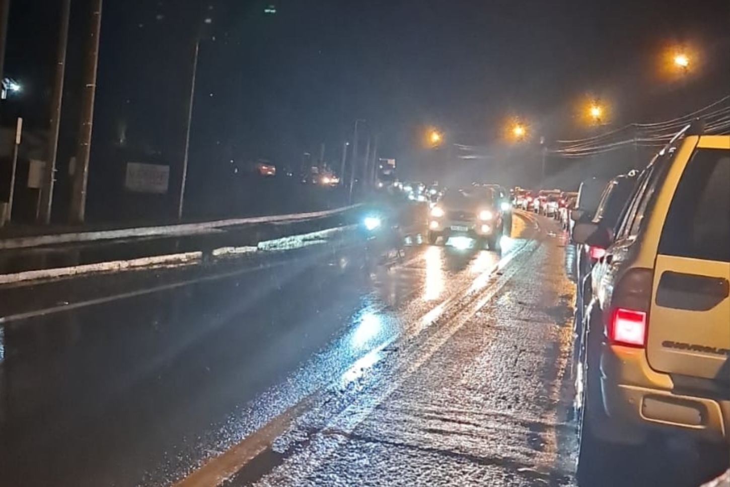 BR-470 registra filas enormes na noite desta sexta-feira