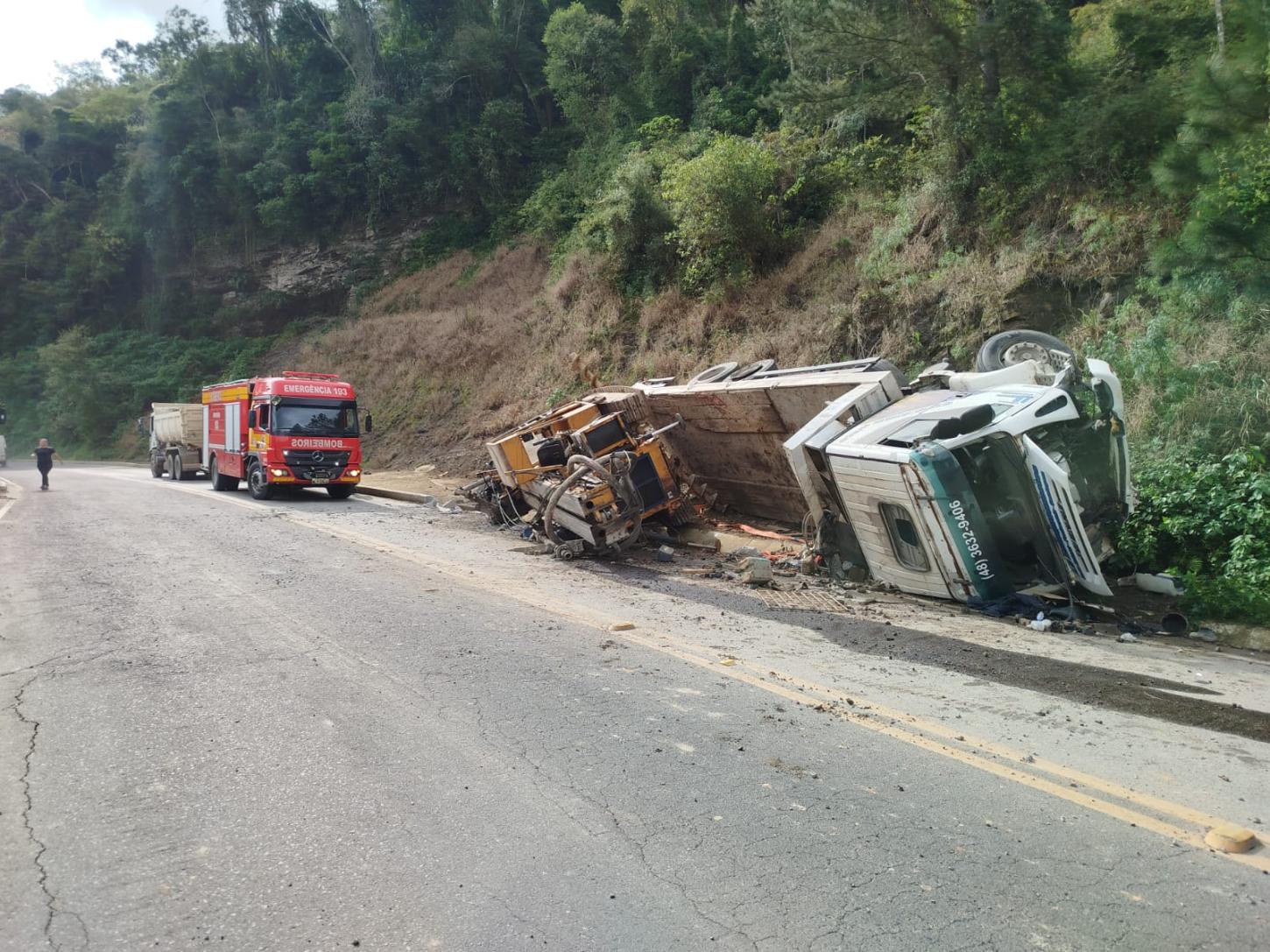 Caminhão perde freios, tomba na SC-350 e deixa três feridos em Ituporanga