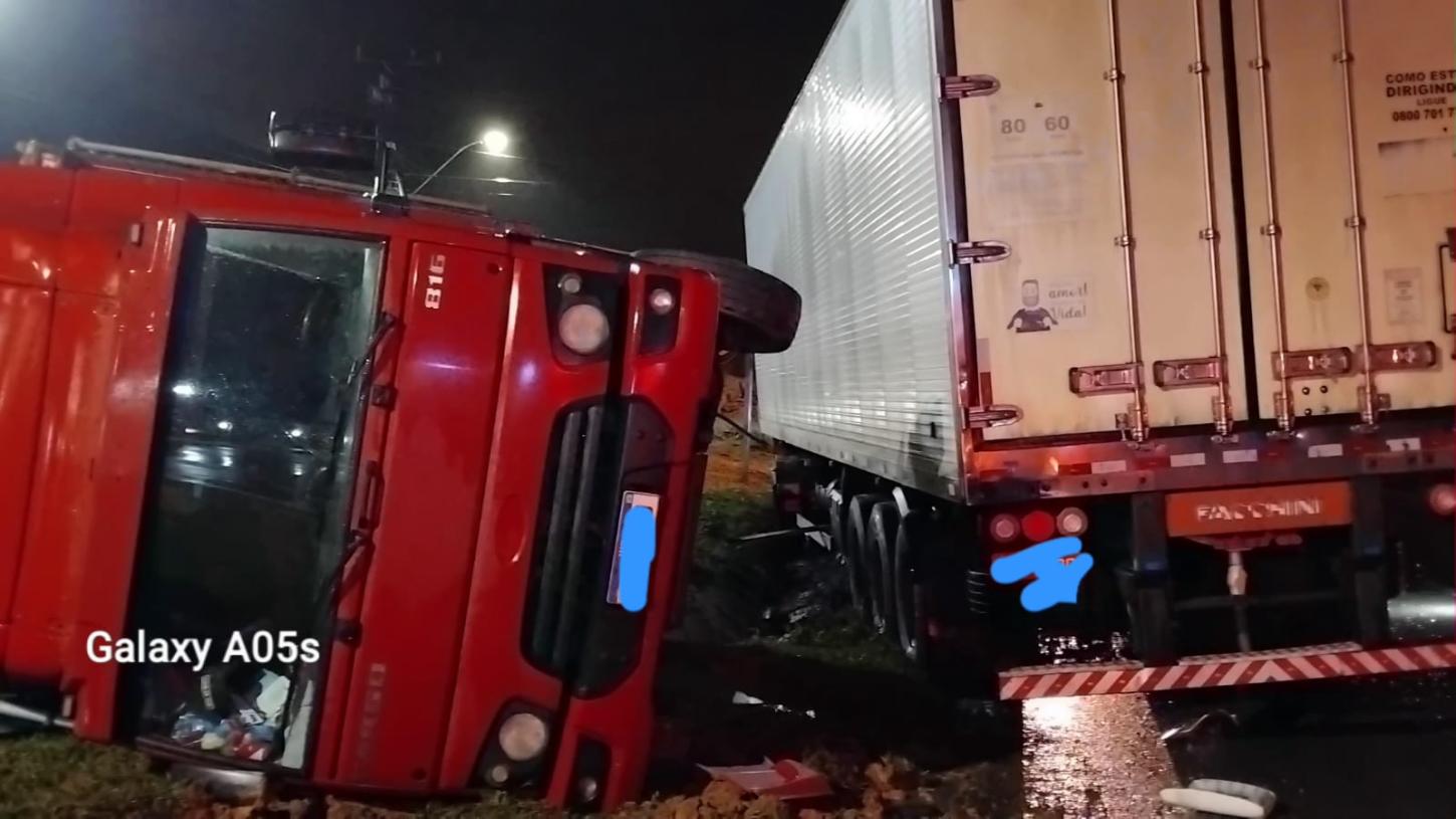 Caminhão tomba após colisão com carreta na BR-470 em Apiúna