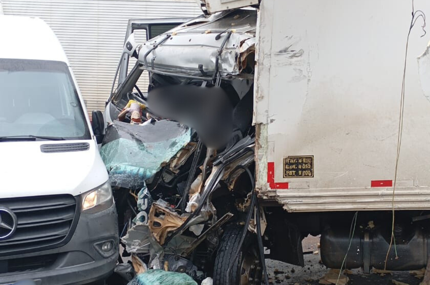 Helicóptero Arcanjo acionado para grave acidente envolvendo dois caminhões e uma van na BR-470