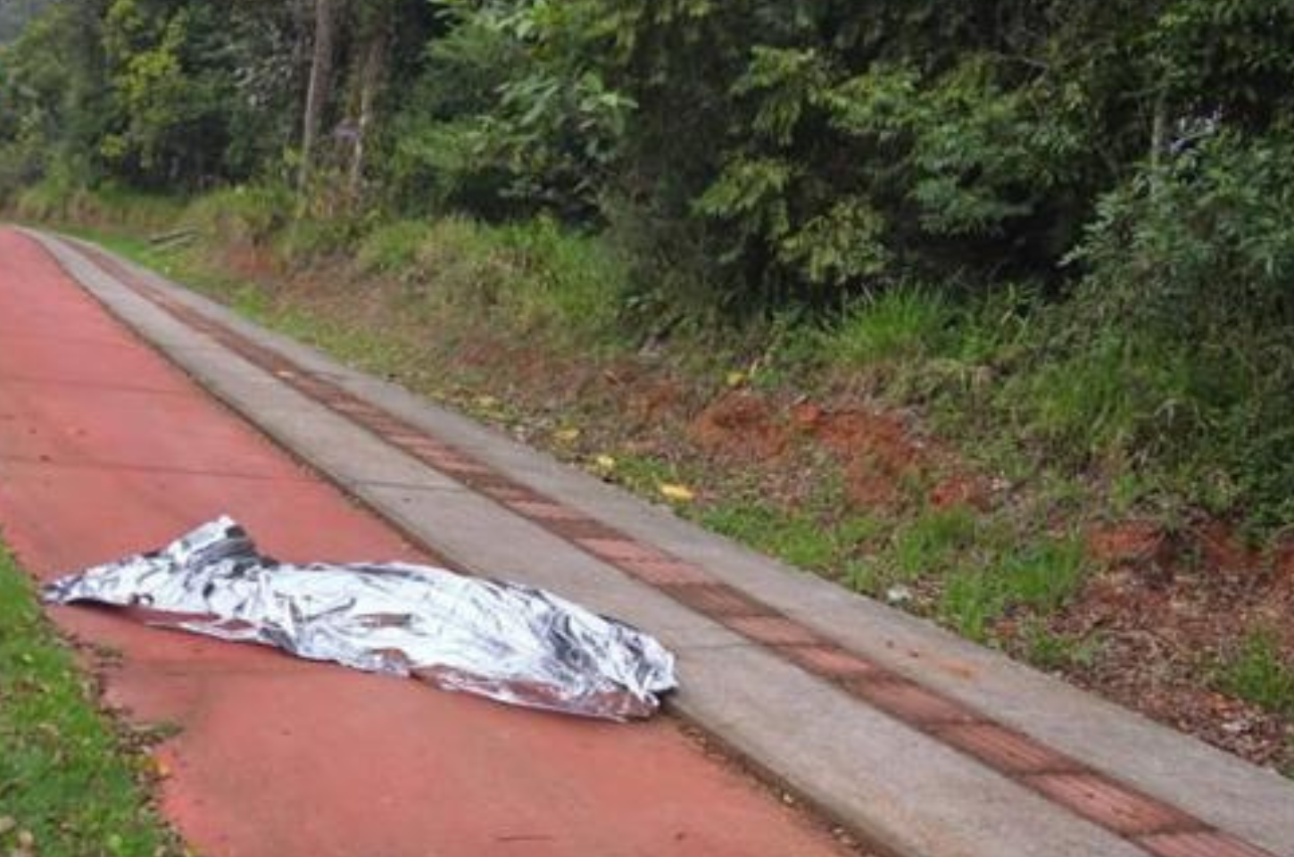 Mulher é encontrada morta em ciclofaixa com calças abaixadas e sem roupa íntima