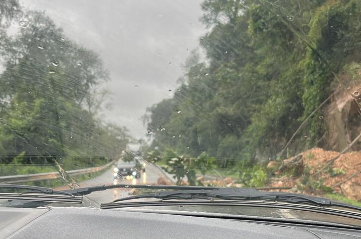 Queda de barreira interdita parcialmente a BR-470 em Ibirama