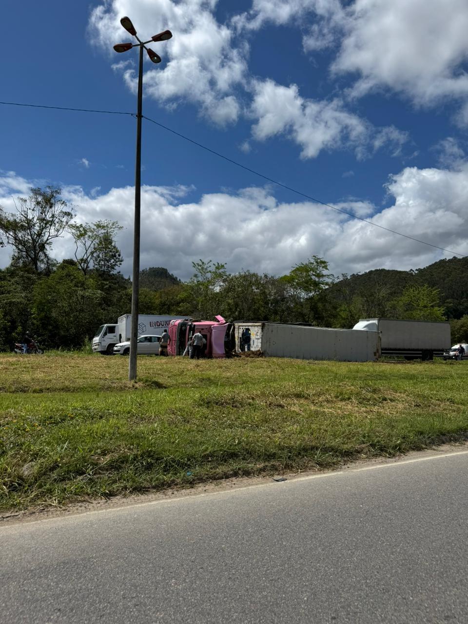 Carreta tomba na BR-470 em Ibirama