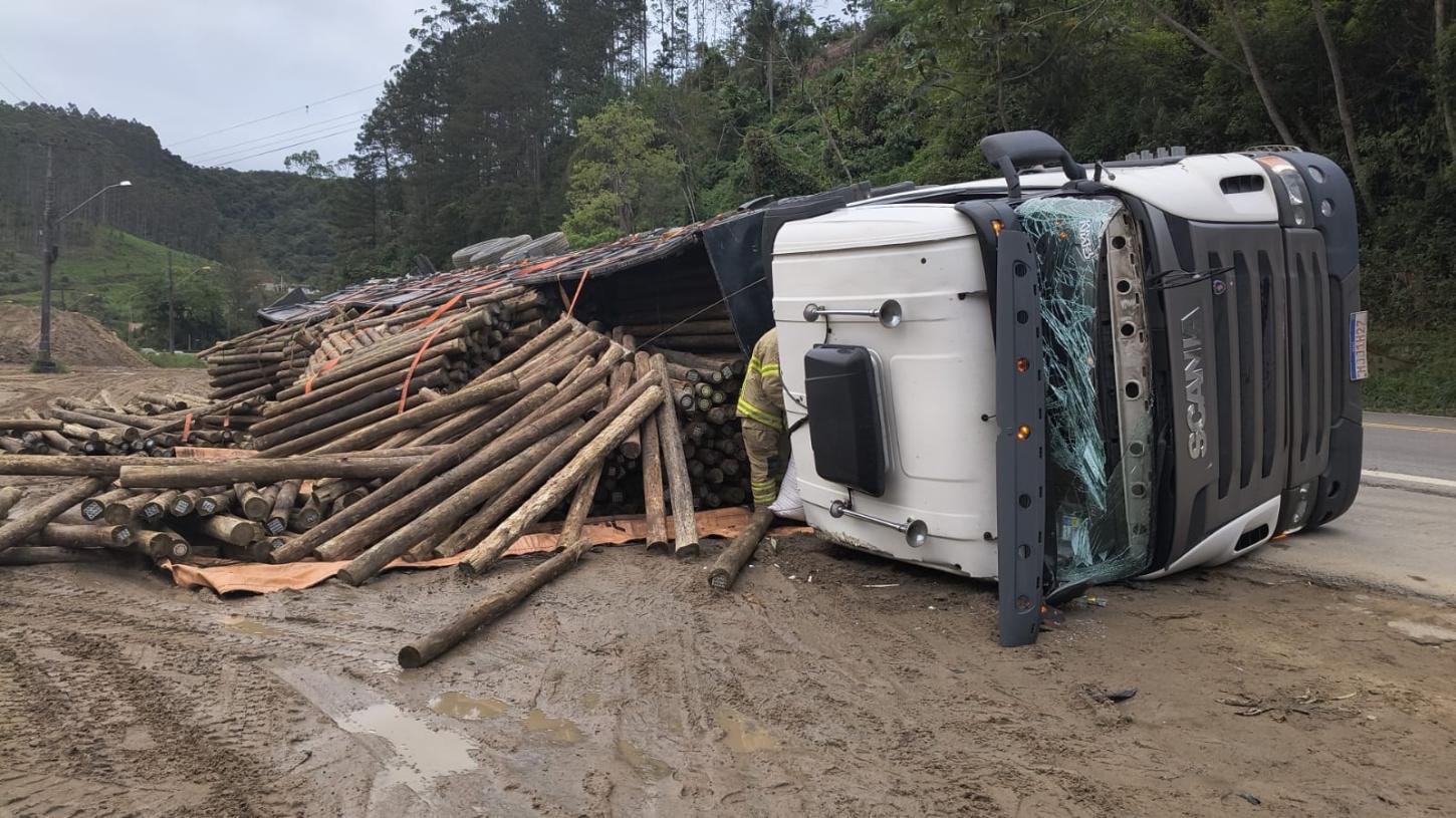 Carreta tomba na BR-470 em Ibirama