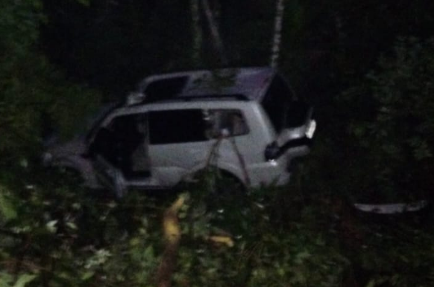 Carro despenca em ribanceira de 50 metros na BR-470, em Rodeio