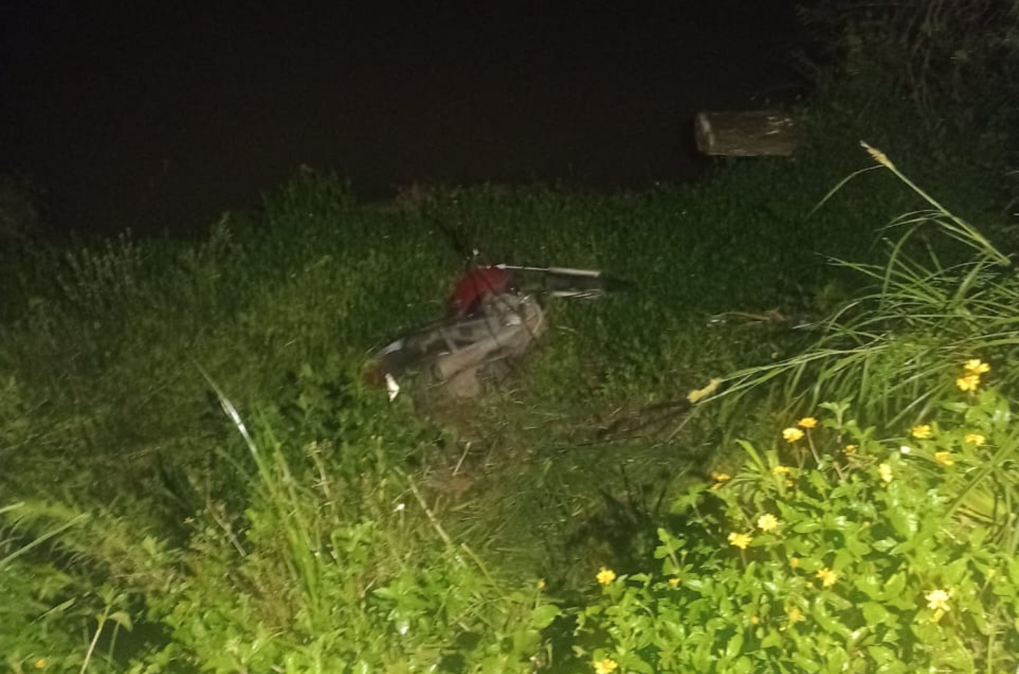 Jovem fica ferido após queda de moto em ribanceira