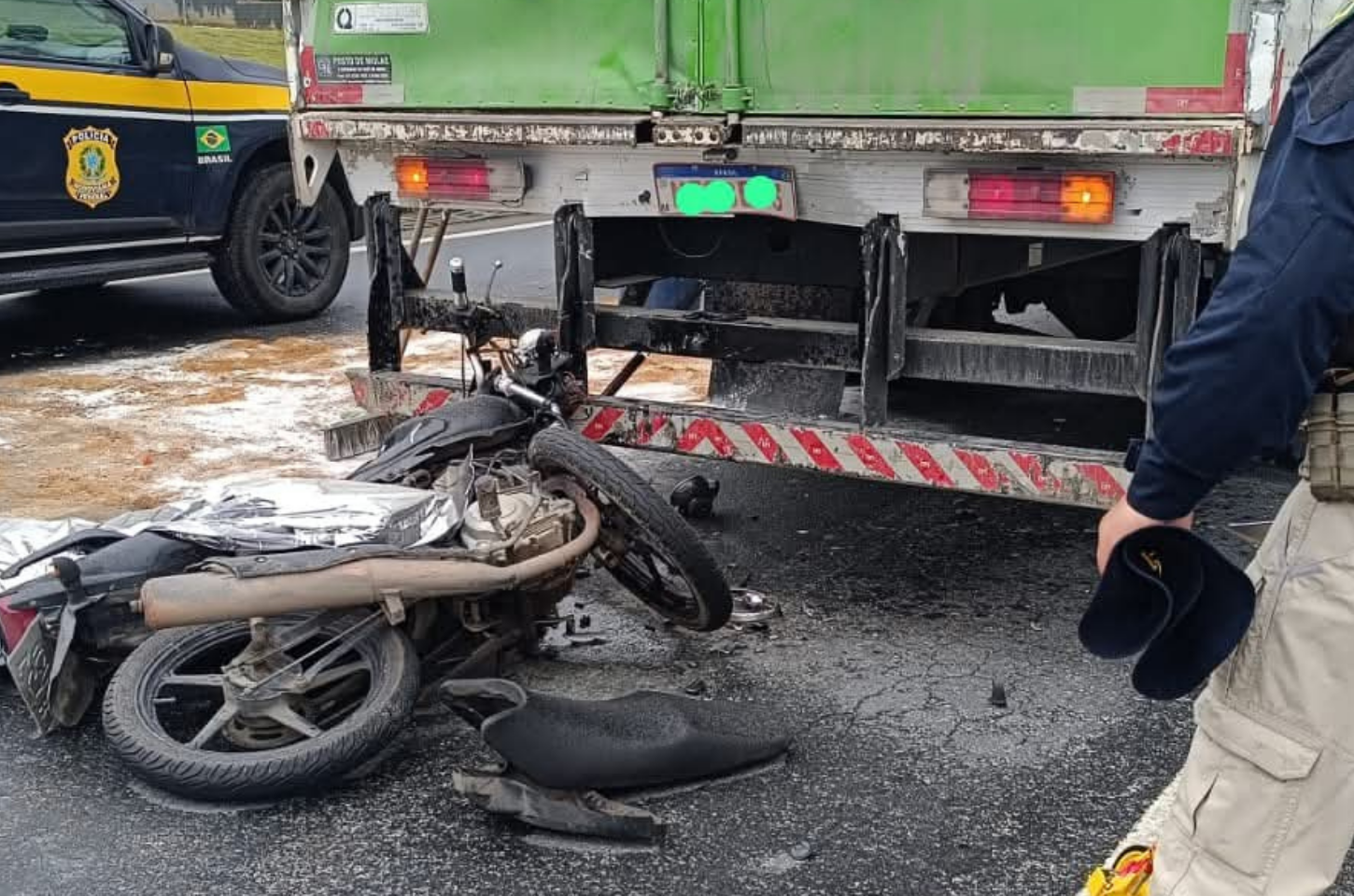 Motociclista morre em colisão com caminhão na BR-470