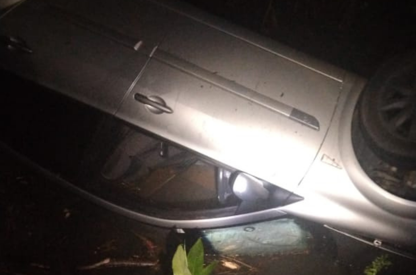 Veículo cai em ribeirão após capotamento na BR-470