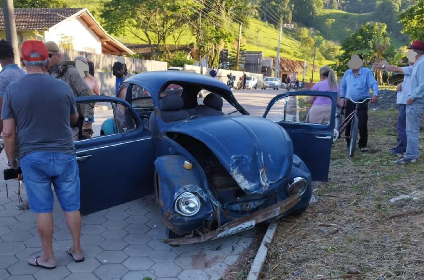 Bêbado é preso por atropelar uma mulher e colidir contra um poste
