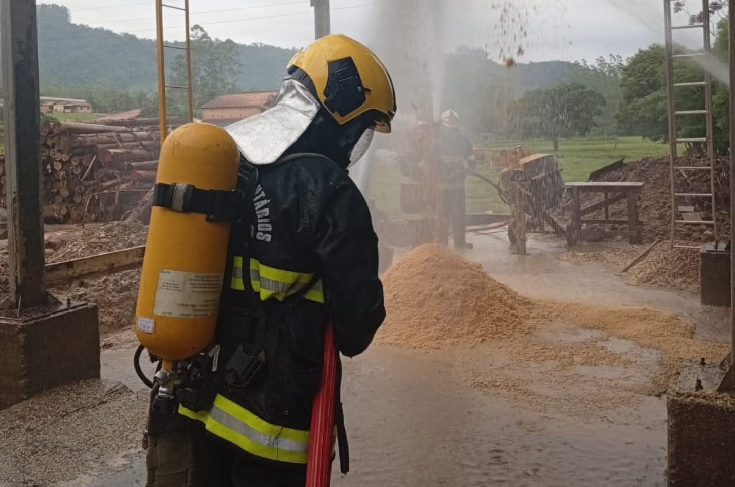 Bombeiros voluntários controlam incêndio em madeireira em Vitor Meireles
