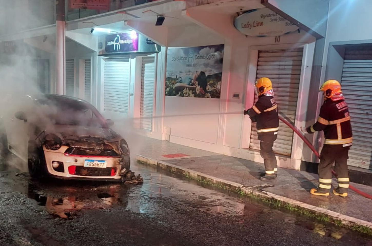 Carro pega fogo após pane e mobiliza bombeiros