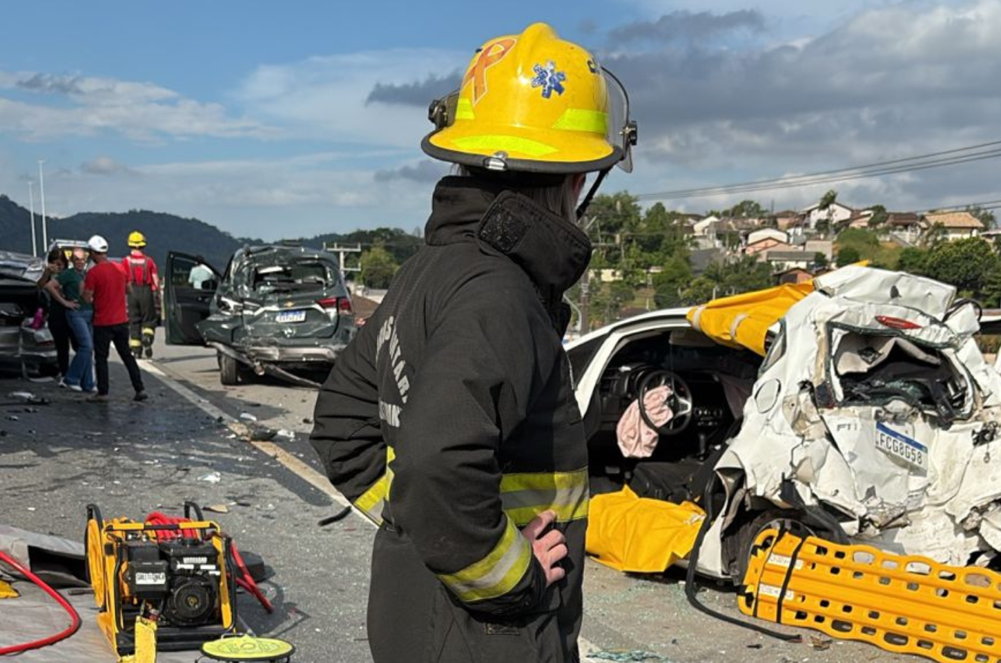 Engavetamento com sete veículos deixa feridos na BR-470 em Indaial