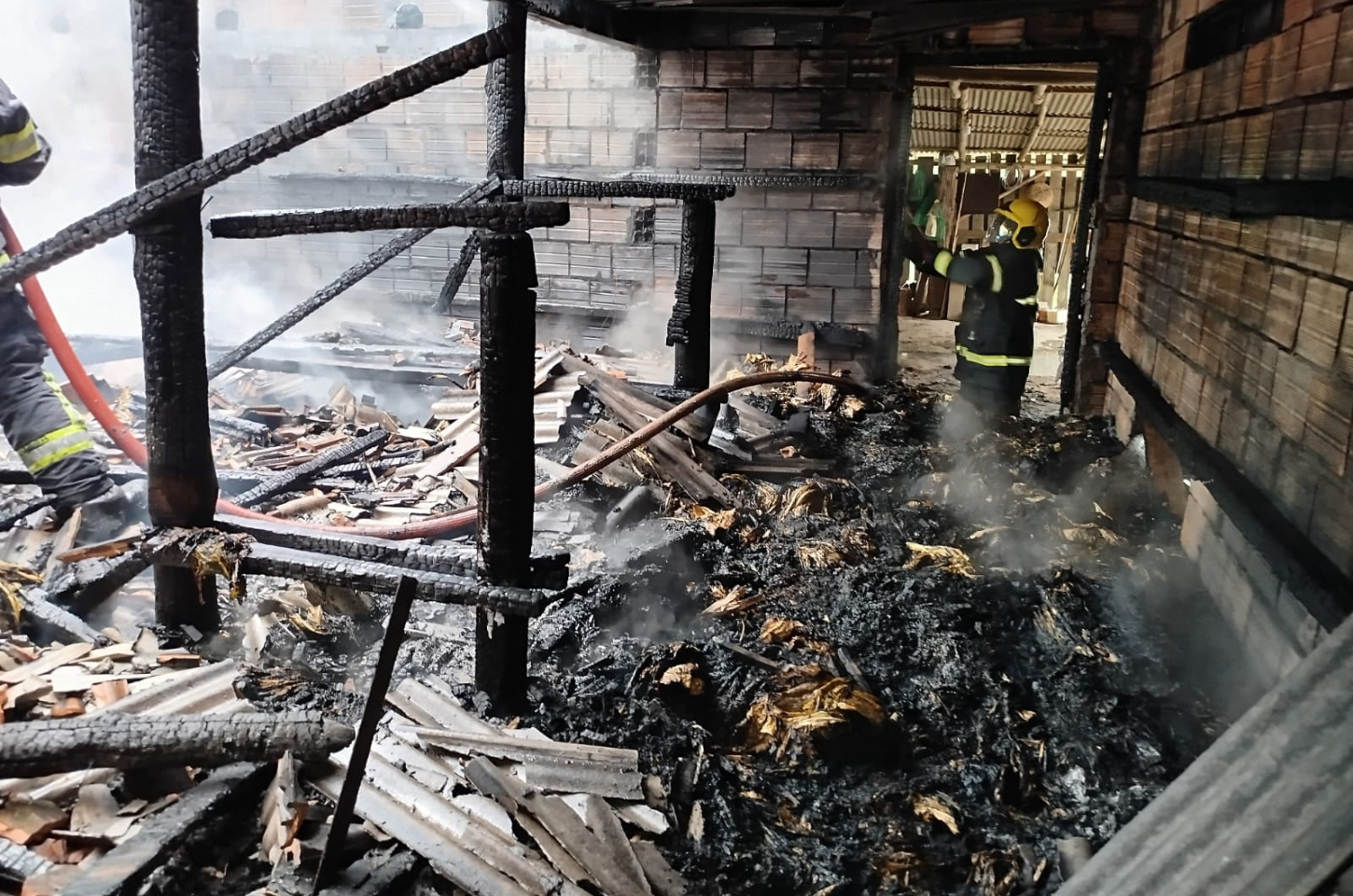 Incêndio destrói estufa de fumo e consome cerca de 60 arrobas