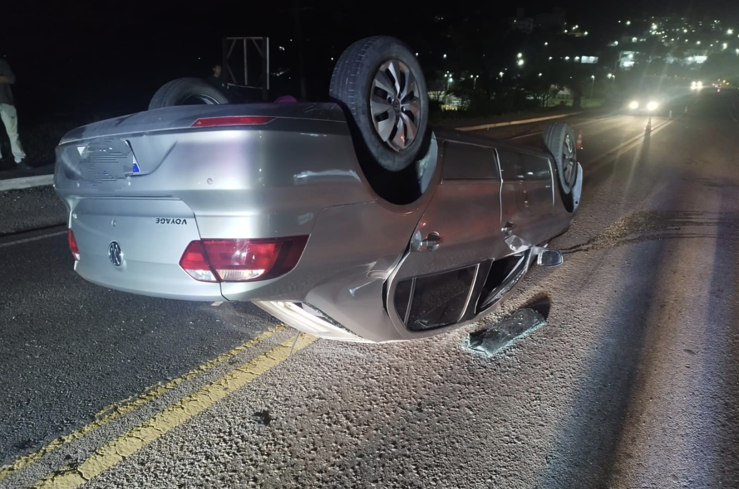 Motorista foge após capotar carro na BR-470