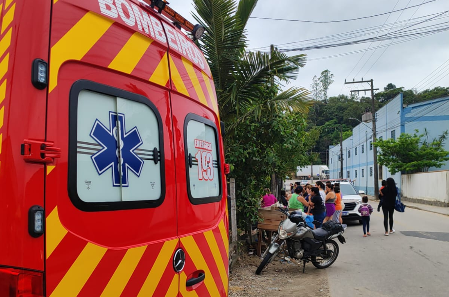 Mulher é esfaqueada e fica ferida após agressão