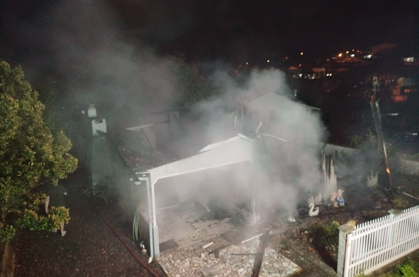 Residência destruída por incêndio