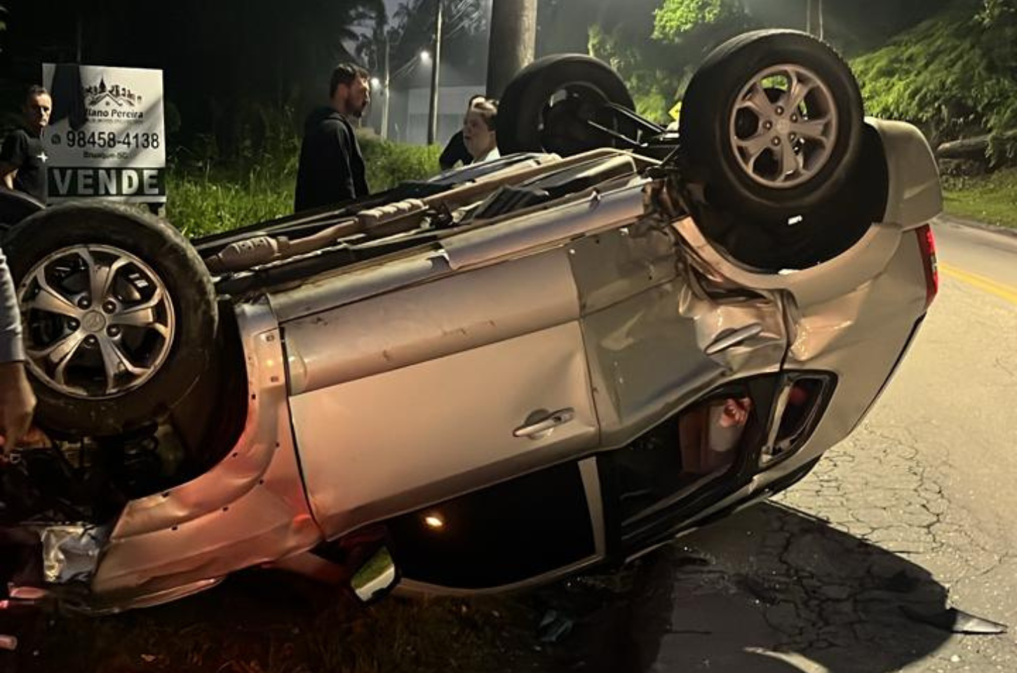 Homem morre e duas pessoas ficam feridas em colisão entre carro e motos