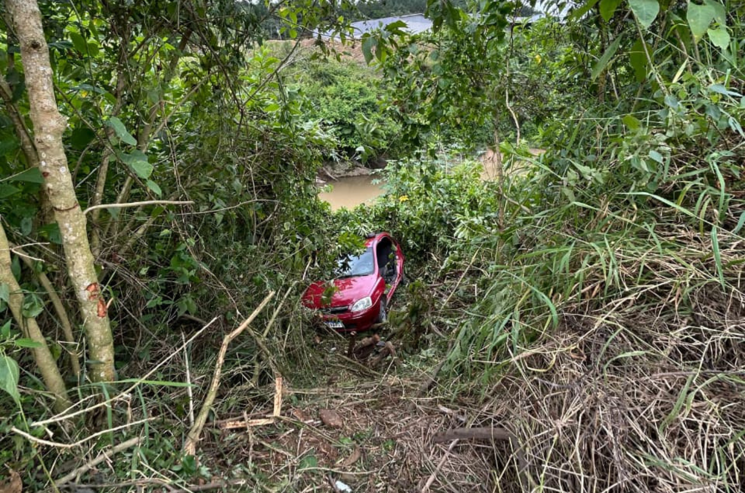 Motorista fica ferido após cair em ribanceira com carro