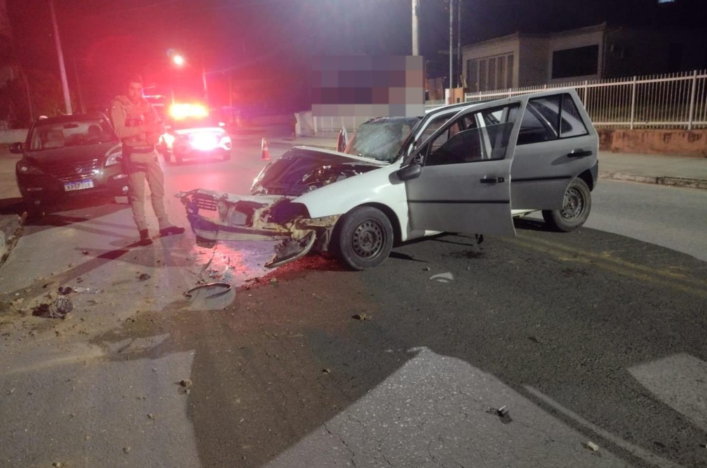 Motorista fica ferido após carro colidir contra poste