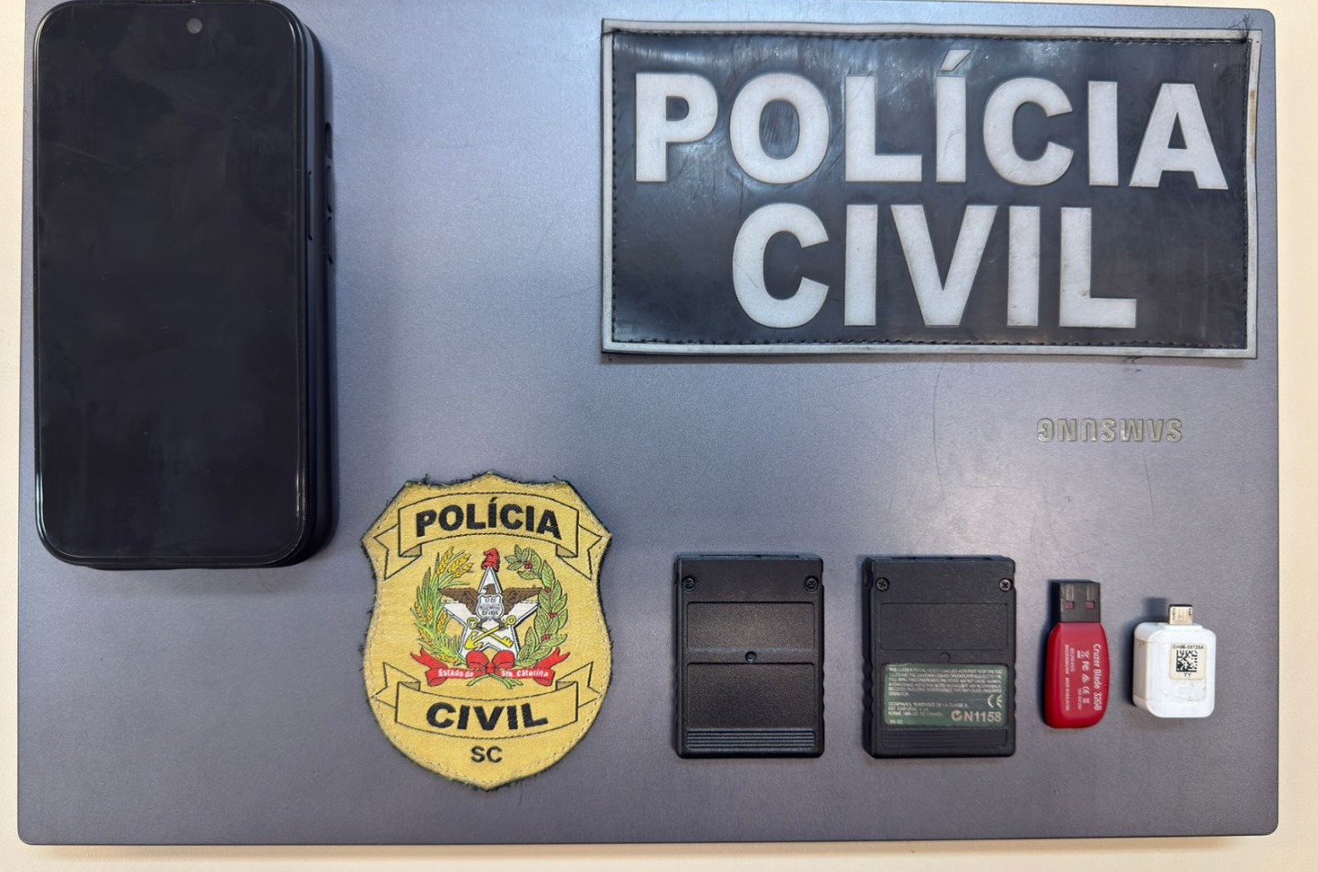 Operação da Polícia Civil apura crimes cibernéticos envolvendo automutilação e material sexual infantil em SC