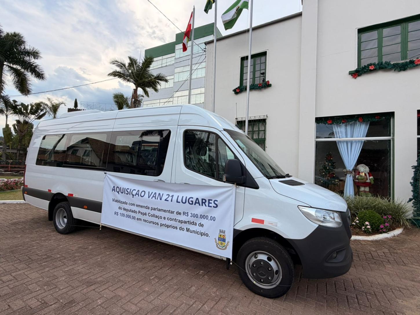 Prefeitura de Presidente Getúlio adquire van de 21 lugares para transporte de pacientes da Saúde
