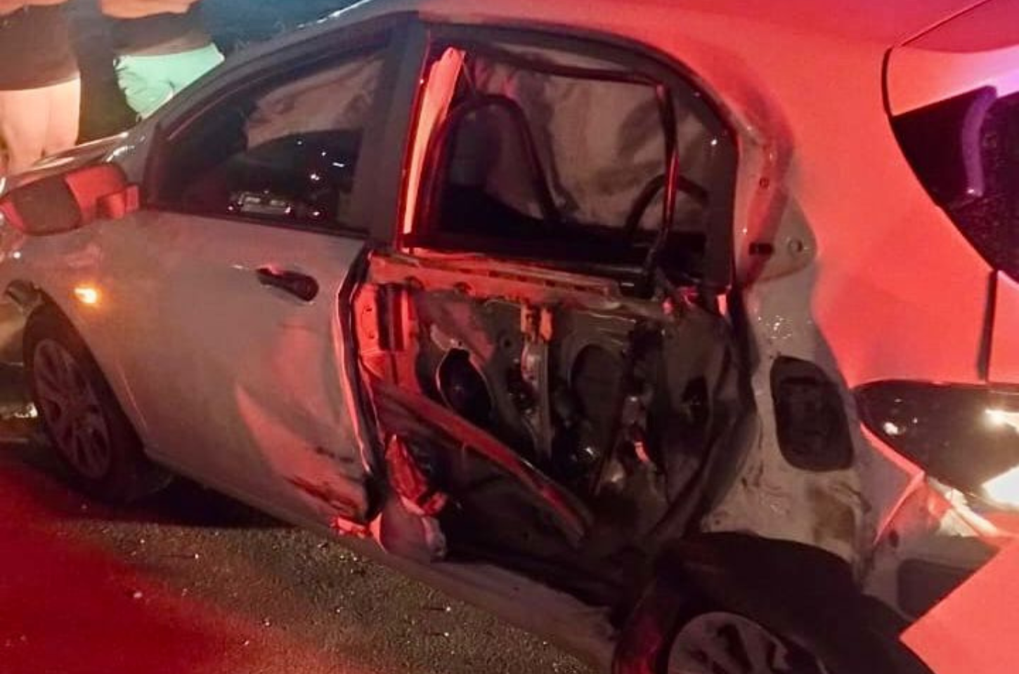 Acidente entre carro e moto deixa feridos na BR-470