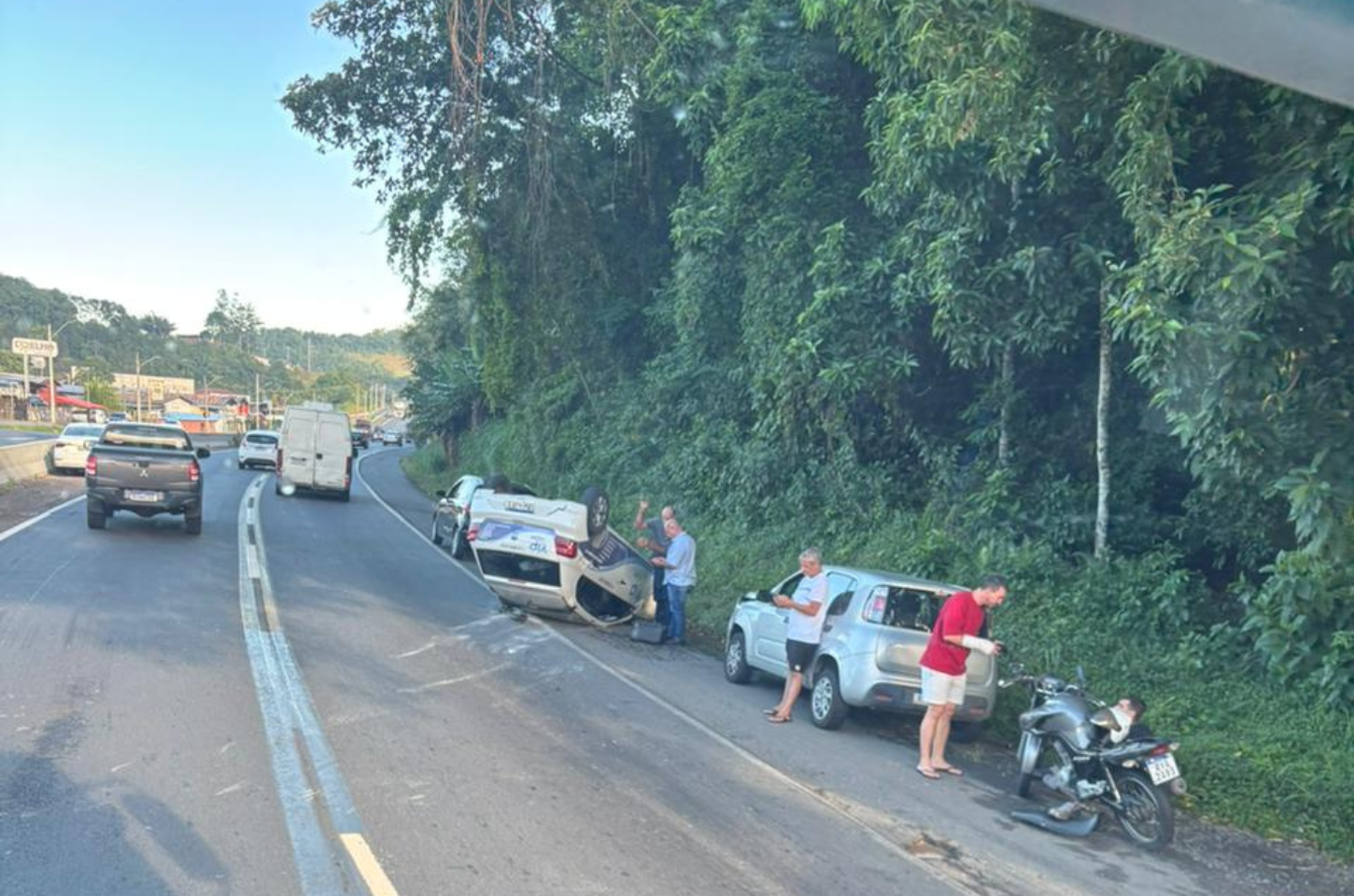 Acidente envolvendo carro na BR-470