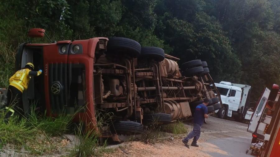 Caminhão tomba na BR-470, na Serra da Santa