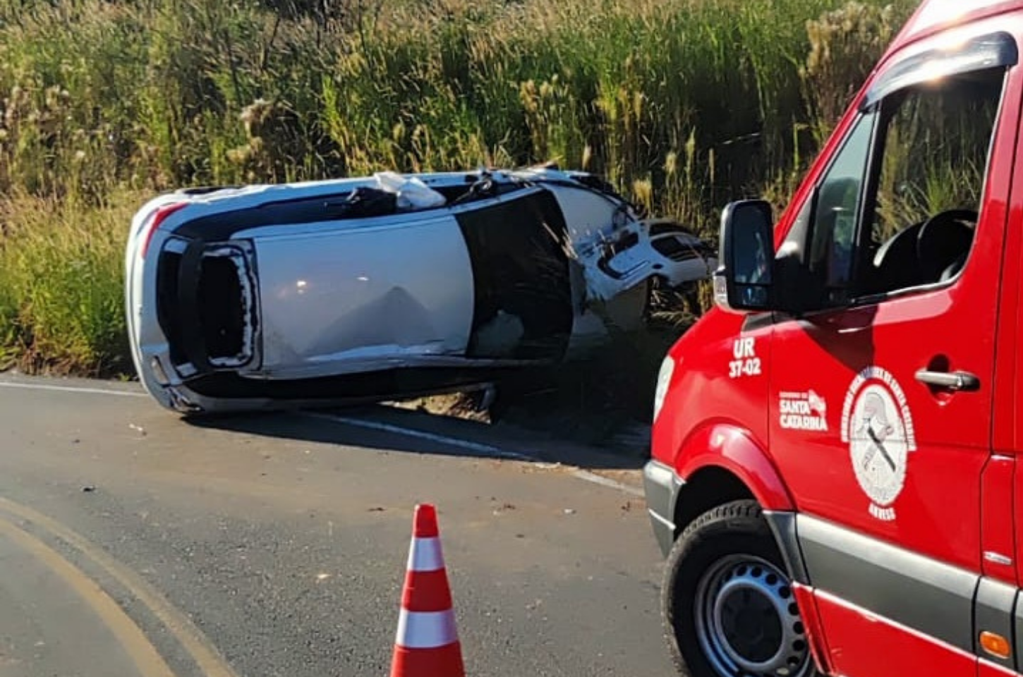 Carro capota após sair da pista na Rodovia Lauro Pamplona em Rio do Sul 