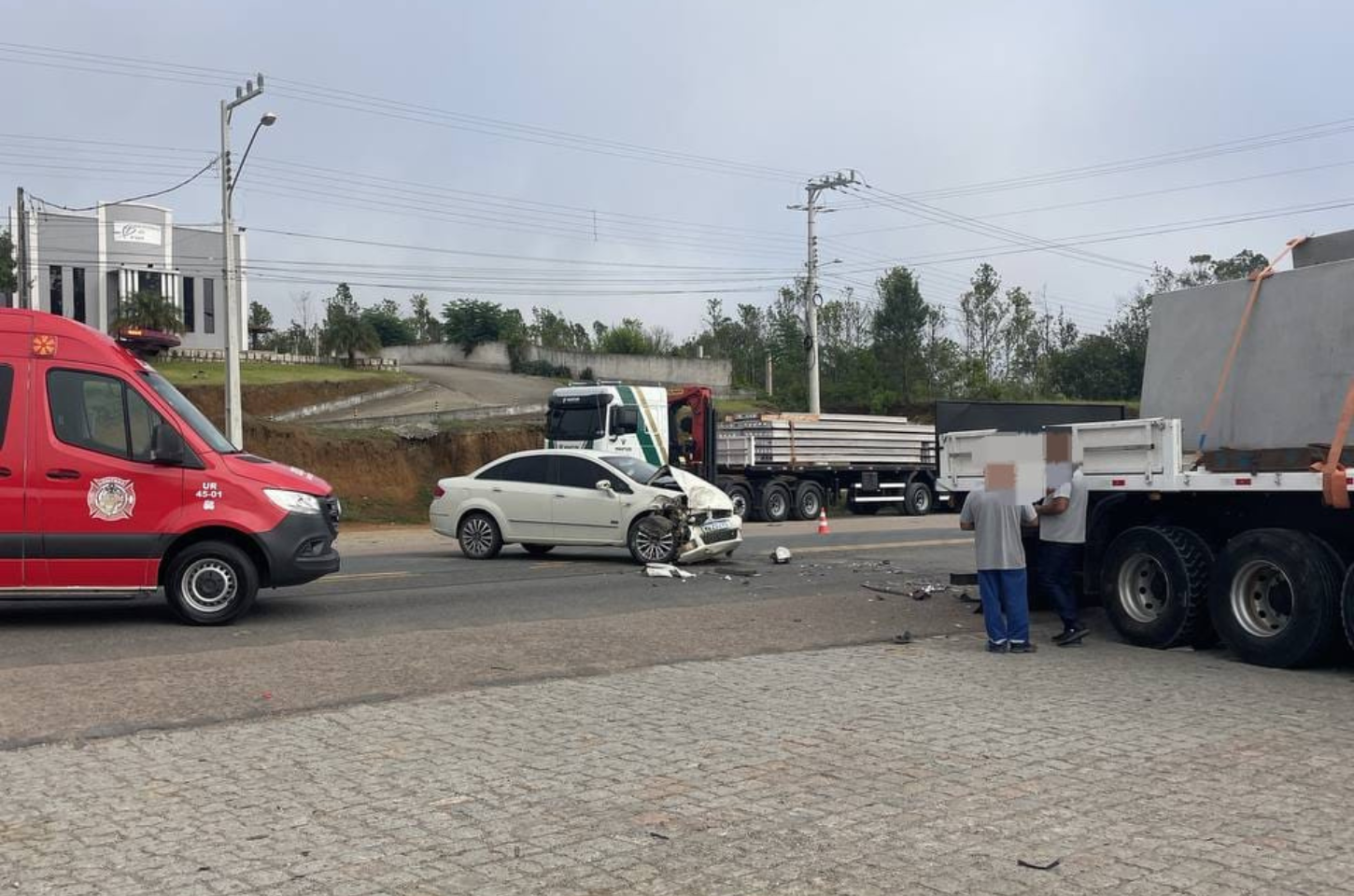 Colisão entre carro e caminhão é registrada na BR-470 em Lontras