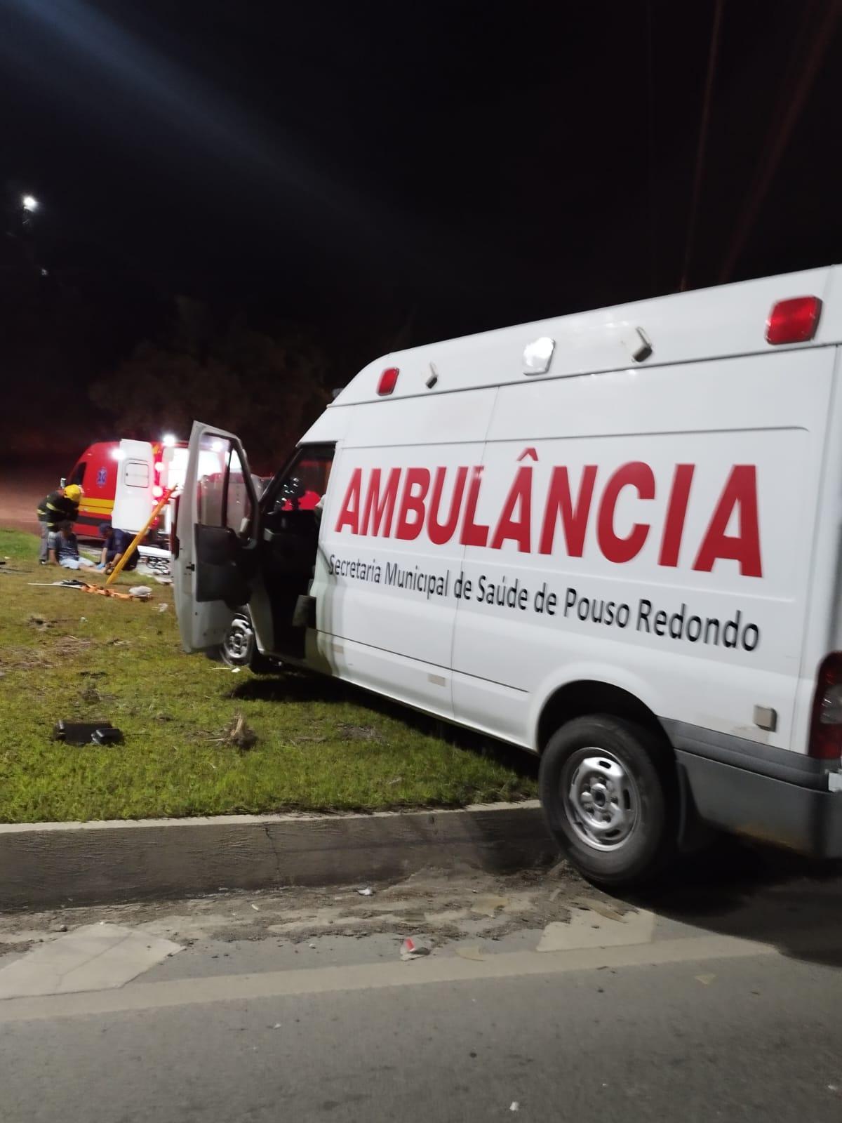 Acidente no trevo de Laurentino envolve caminhonete e ambulância