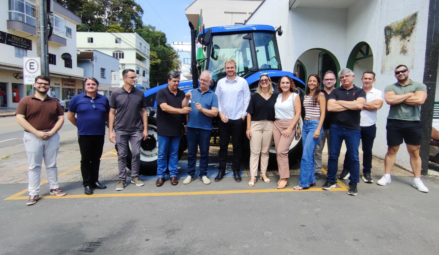 Agricultura de Ibirama ganha reforço com entrega de novo trator