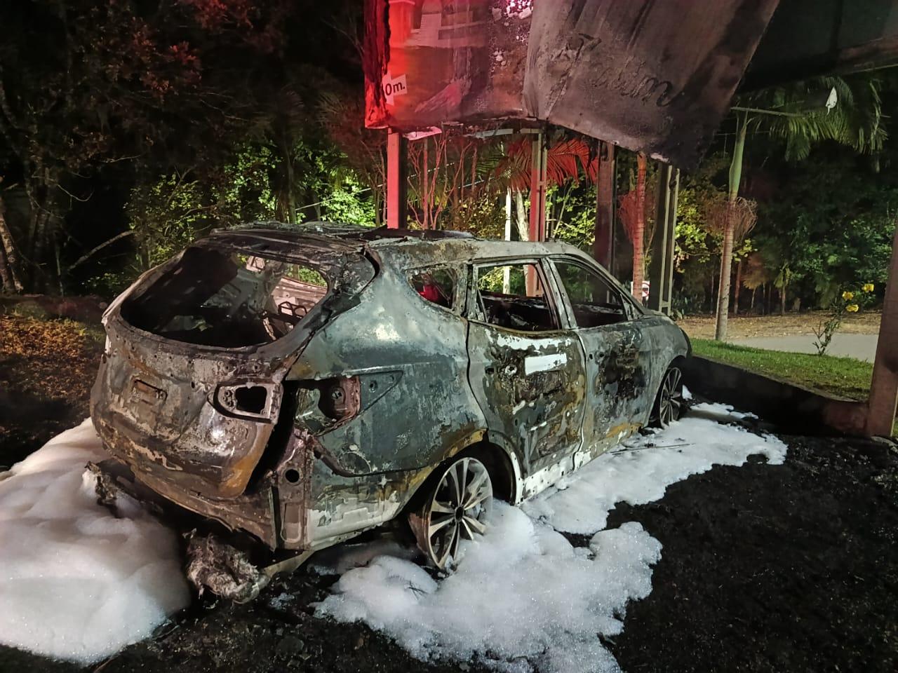 Bombeiros Voluntários de Presidente Getúlio combatem incêndio em veículo em Dona Emma