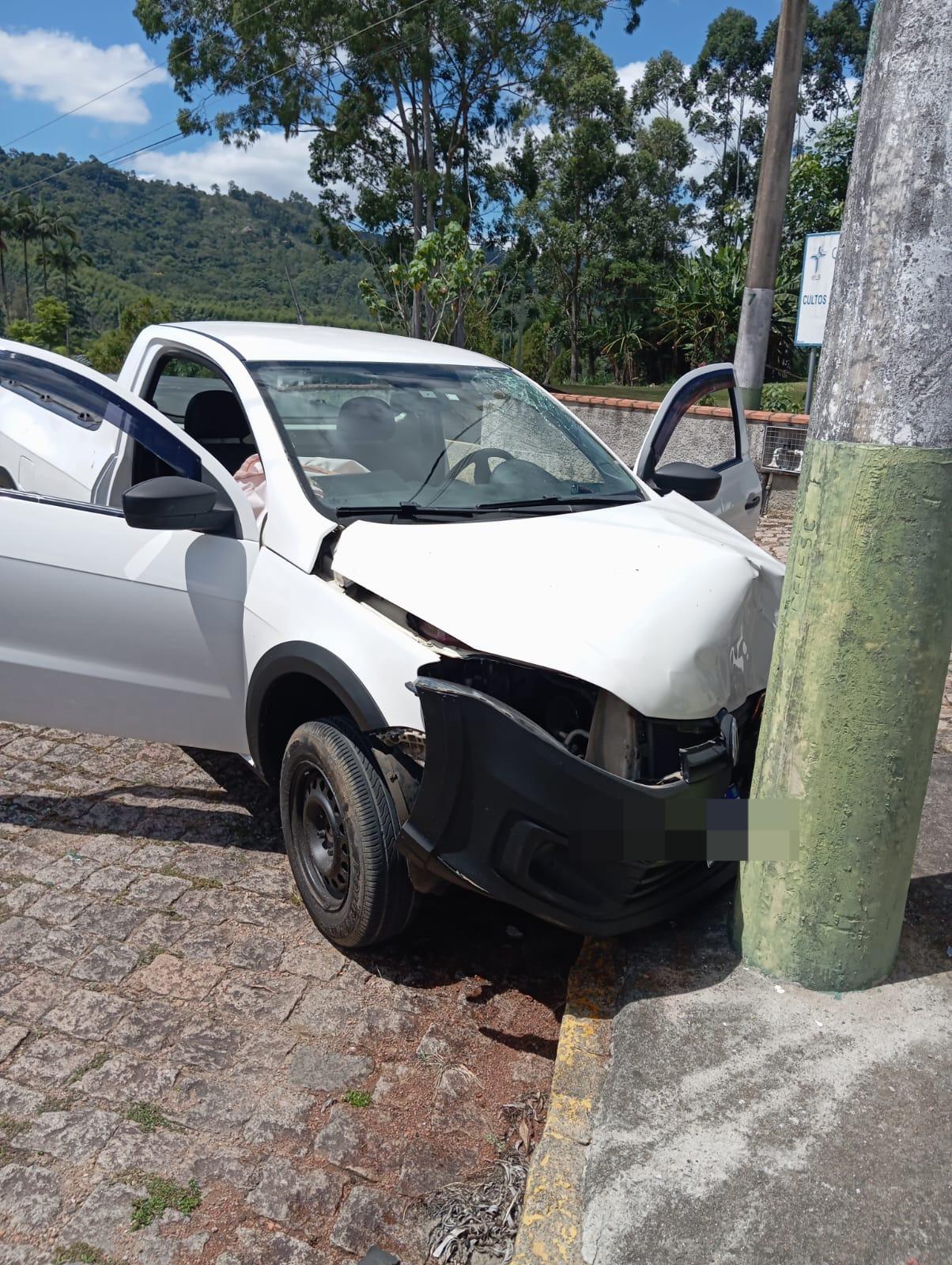 Carro colide contra poste em Presidente Getúlio
