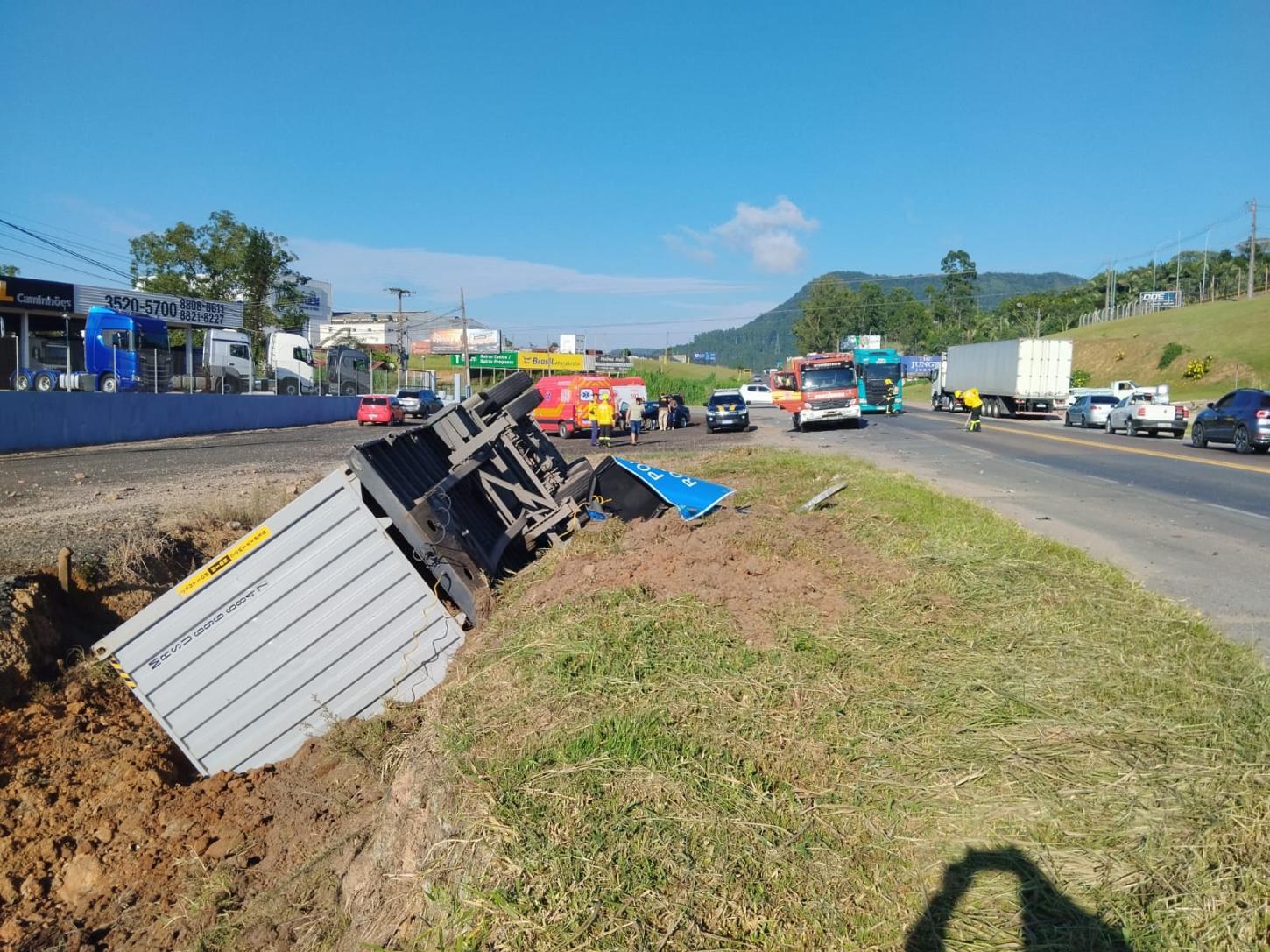 Colisão entre carreta e carro na BR-470 em Rio do Sul