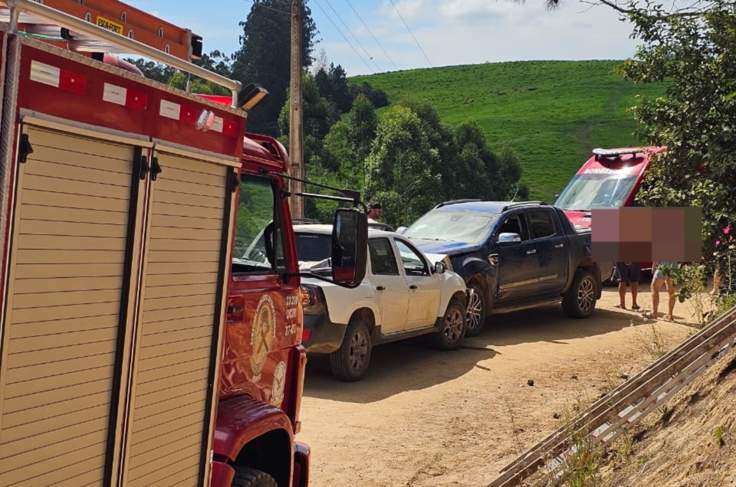 Colisão frontal entre dois veículos deixa uma pessoa ferida