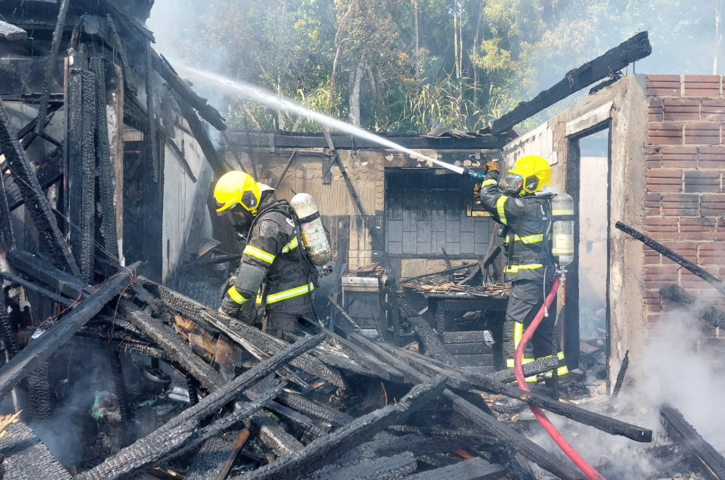 Incêndio destrói casa e mobiliza bombeiros