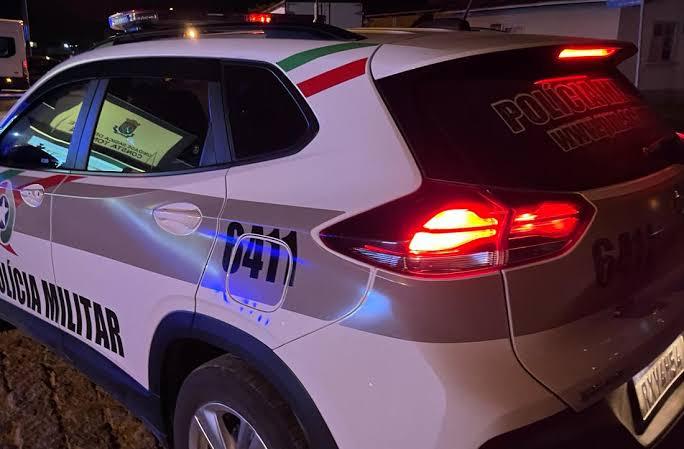 Morador de rua causa confusão em restaurante e parada de ônibus